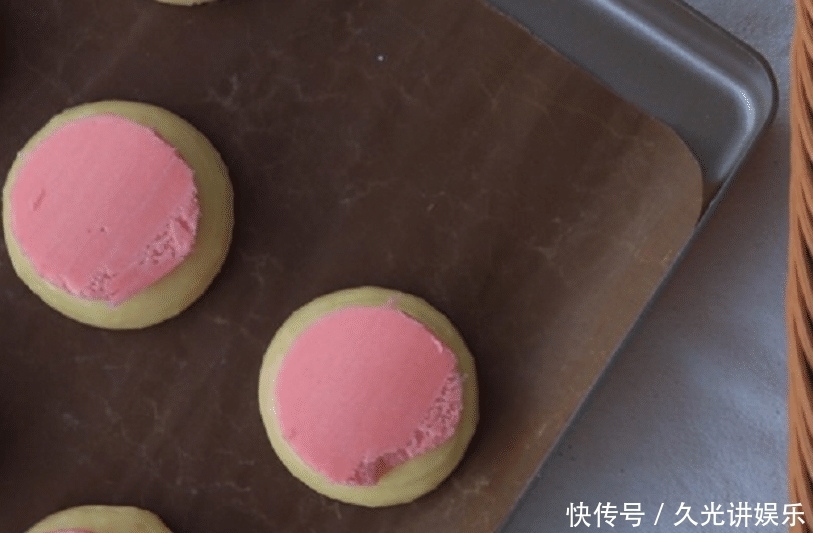 泡芙|炎炎的夏日就需要蜜桃泡芙,吃起来绝对过瘾,满满的白桃口味
