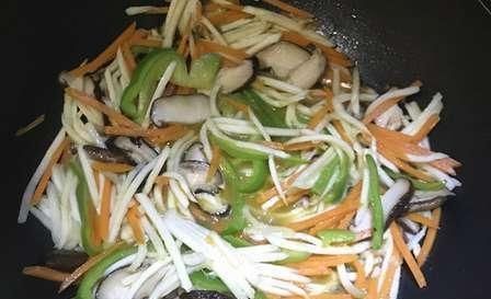 小吃|90后夫妻在英国卖“国产小吃”,每天排长队,老外:晚了吃不到