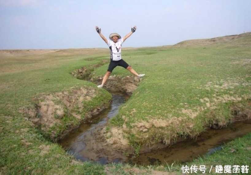  却是|世界上最窄的河流，宽度仅10多厘米，却是连接两座湖泊的重要水道