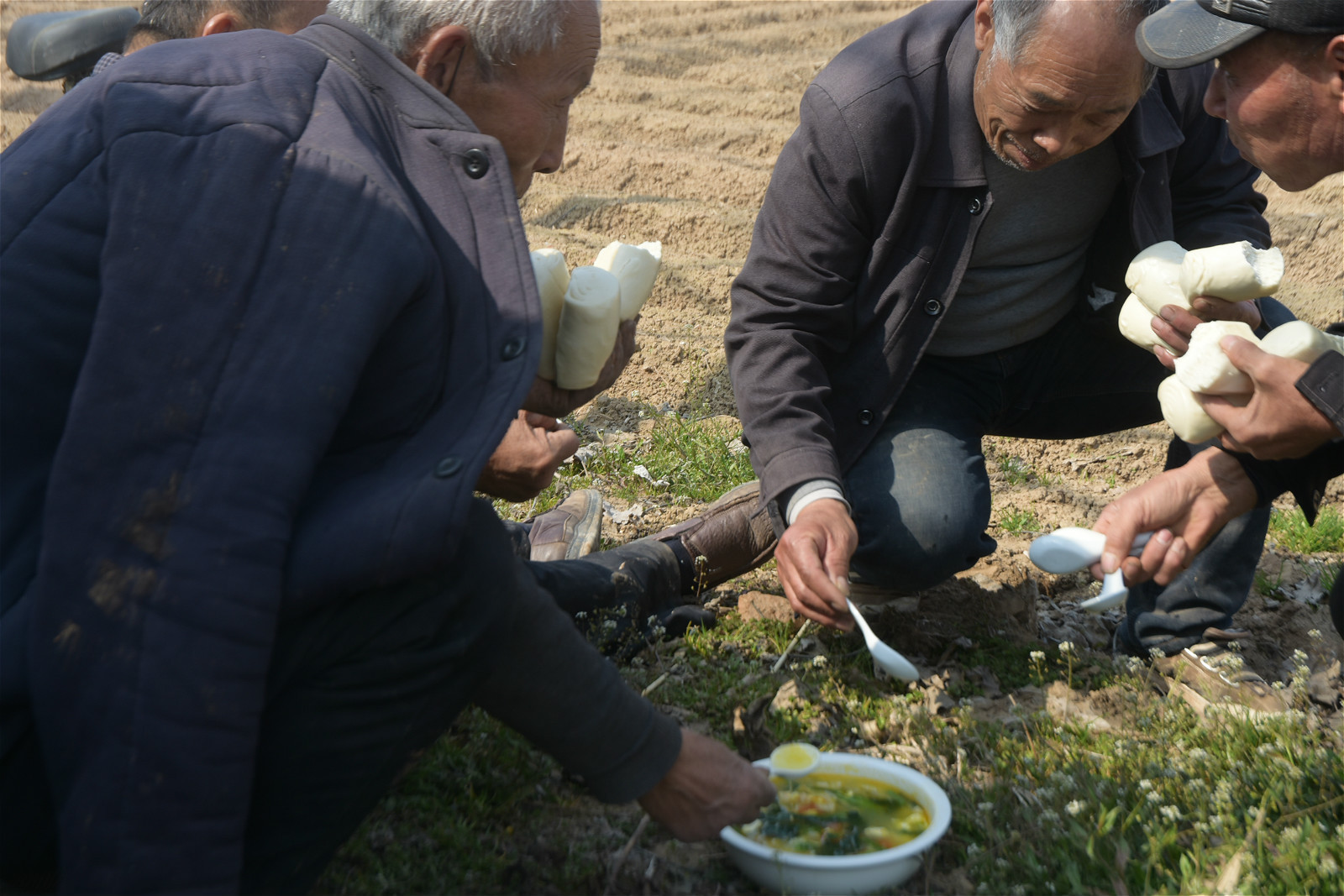 大锅饭|农村难得一见的大锅饭,一手捏3个馒头蹲地吃,场面壮观