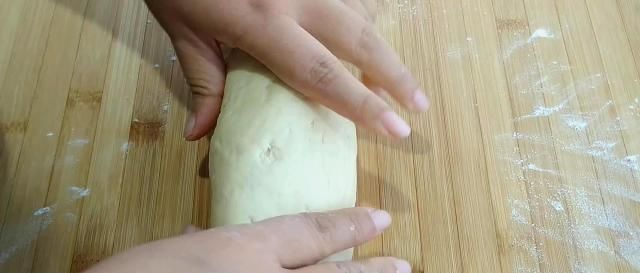 真香|做面包不用高筋粉,不用烤箱,2个苹果加2个鸡蛋,暄软拉丝,真香