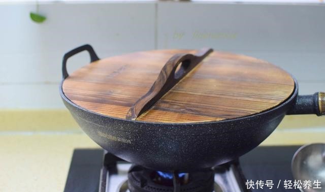 主食|又发现一个茄子的做法,跟它一起烧,简单美味还能当主食