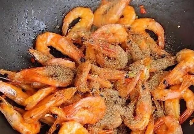 大虾|大虾不要水煮了,教你秘制新吃法,虾壳都不用吐,上桌瞬间被扫光
