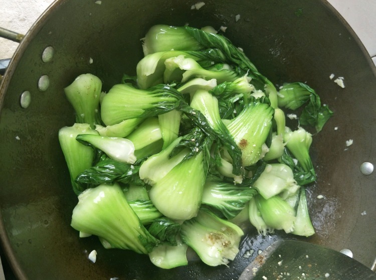 翠绿|炒青菜,不能直接下锅炒!大厨教你3个技巧,脆嫩翠绿不变黑,香