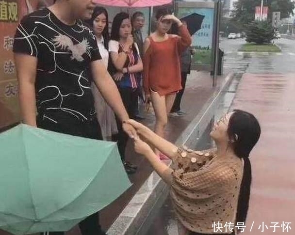 下跪|雨天女子下跪求男友原谅，男友你卖那么贵，买不起啊