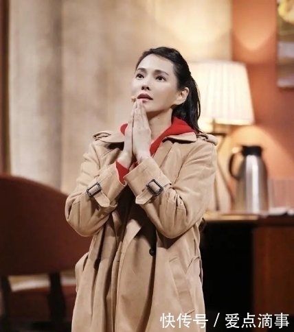  起到很好|伊能静终于低调走机场，穿条纹大衣配破洞紧身裤，50岁状态超棒