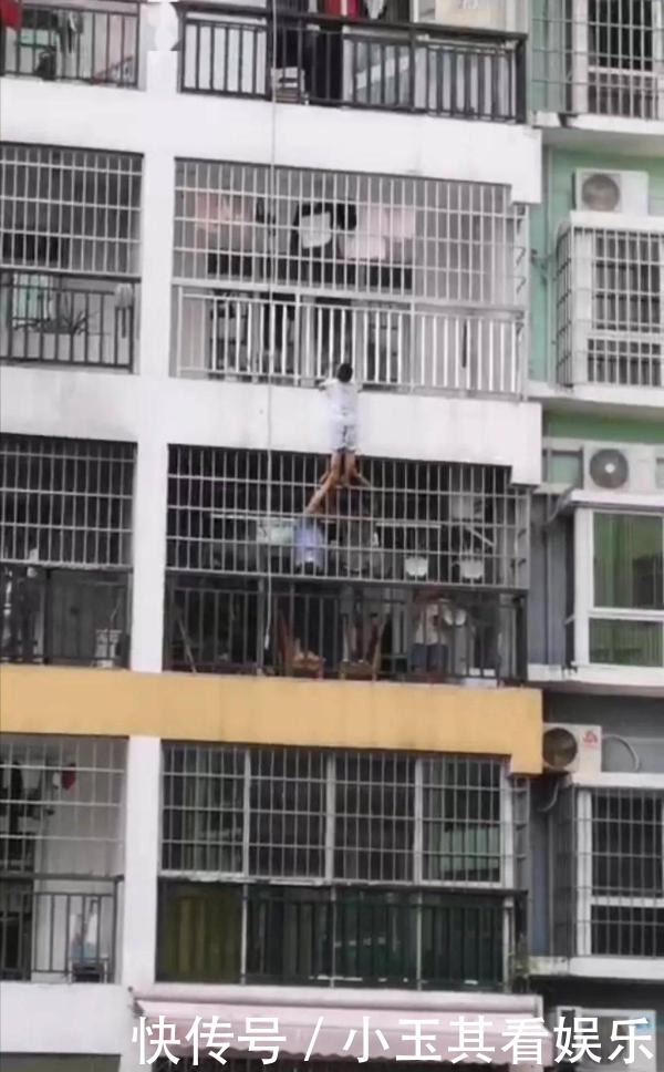  小孩|惊险！男童悬挂四楼防盗网，摇摇欲坠一刻他们来了！