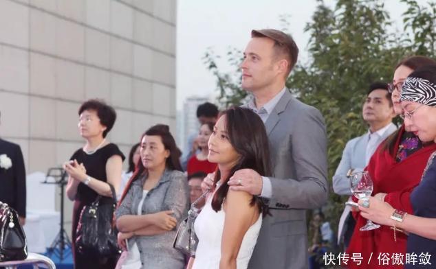  活动|马雅舒携外籍老公出席活动，白裙玩转高段位，夫妻搭肩秀恩爱