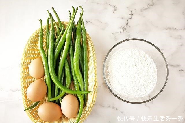 样食|原来青椒炒鸡蛋还能这样做，简单家常，多加1样食材，下饭特香