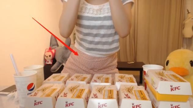 饮料|密子君吃20个“鸡肉汉堡”,喝饮料时却露馅了,网友全是装的