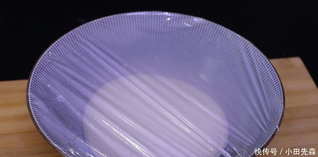 面粉|这是椒盐酥饼的做法，咸香可口，外皮超酥，轻轻一碰就掉渣