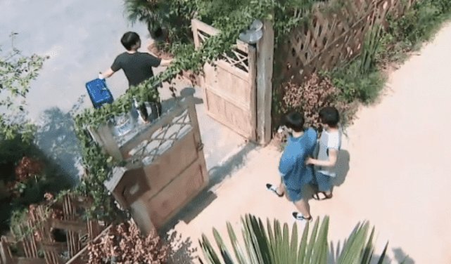 难怪|他是唯一一个把节目组逼到打字幕,黄磊开口叫“哥”的人,难怪没有再出现