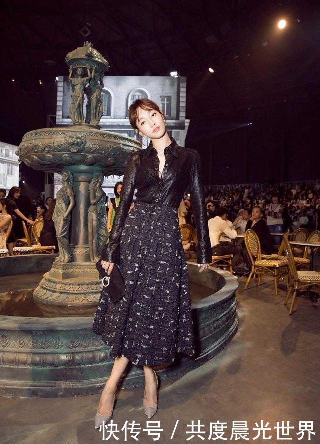 穿搭|白百何的时尚越来越看不懂了，碎花连衣裙配灯芯绒外套，太接地气