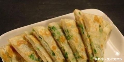  发硬|电饼铛烙饼总发硬？厨师教你一招，简单又实用，面饼放凉也不变硬