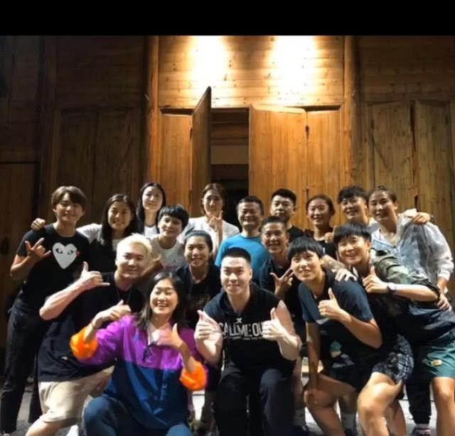 酸爽|马云请易燃装置吃饭,合影时表情成亮点,网友跟千玺混就是酸爽