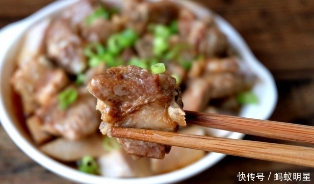  营养|芋头和排骨一起蒸，简单易做营养美味，中秋家宴做它最省事！