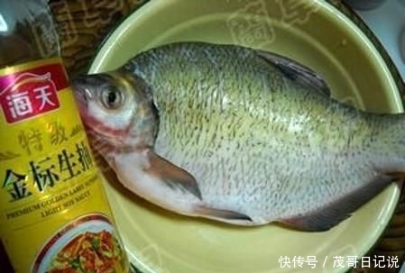 鱼含|鱼腥的“克星”是它，不是葱和姜，做鱼时加一点，鱼肉鲜嫩无腥