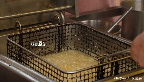 排到|藏身拐角巷弄,一家小破店,只卖两种吃的,排队都排到大街上去了