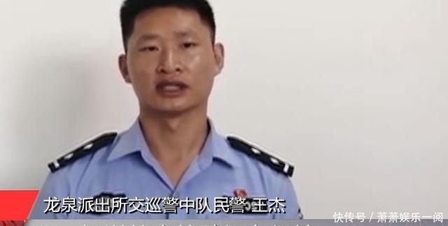  行驶|出租车双实线掉头，外卖小哥避让不及被卷入车底，恰逢警车在旁边