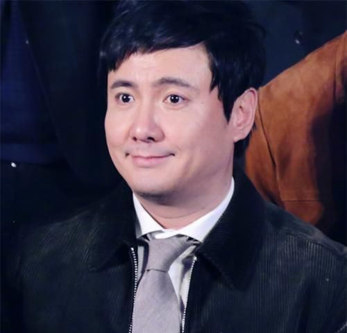 王一博|明星的职业假笑,王源、黄明昊还好,看到王一博营业不易,为了生活