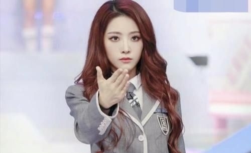  周梓|《青你2》喻言高位出道，有谁注意到台下周梓倩的表情？