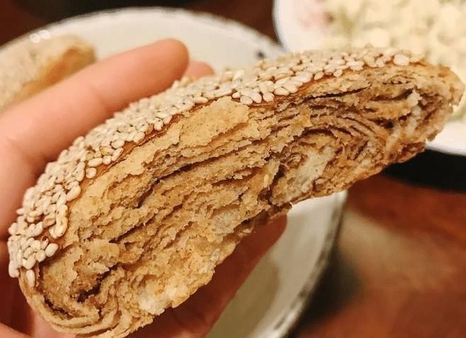 不用|想吃烧饼不用买,1碗面粉1碗酱,酥软咸香层次多,一顿10个不够吃