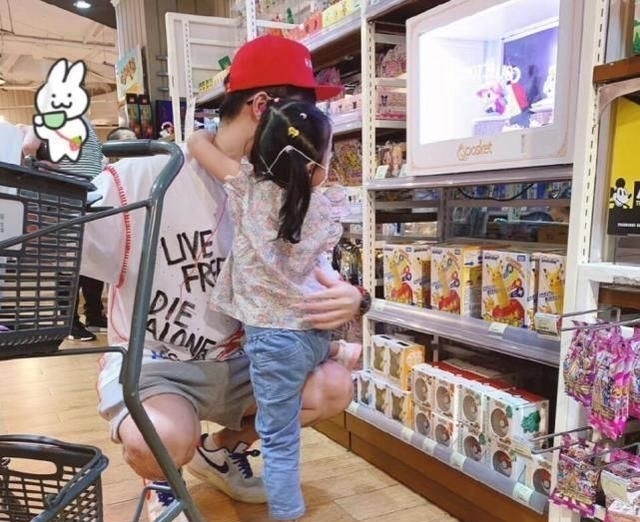 露齿|陈赫与女儿商场内嬉戏打闹,安安吃冰淇淋露齿大笑,表情超魔性