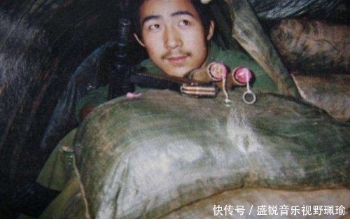 越战|对越战, 连长受伤躲进山洞, 看见头顶的东西, 说: 快, 把它打下来