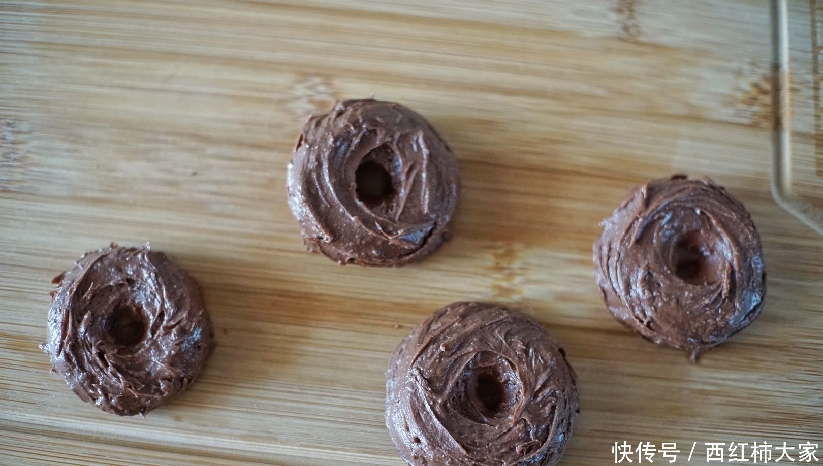  做出|不用烤箱，就能轻松做出甜甜圈小蛋糕，自己DIY爱怎么吃就怎么吃