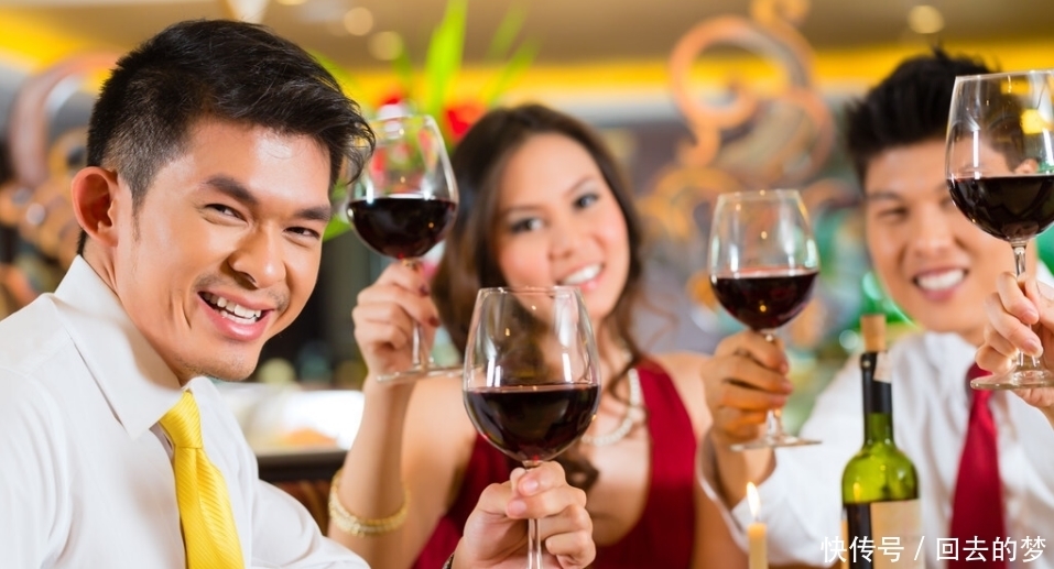 老王|酒局上:“我干了,您随意”,笨蛋才这样说,聪明人都这样做