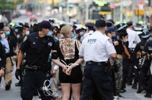 紧急|白宫紧急封锁,CNN总部被砸!中国驻美使馆发出提醒!