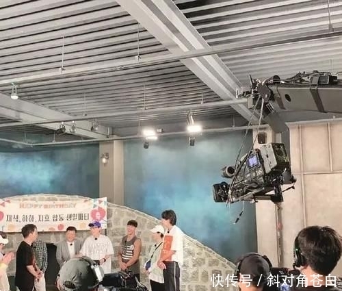 开拍|runningman资讯:四位成员开直播,RM不确定开拍日期