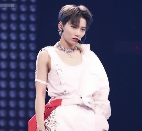 喻言|THE 9平均年龄21.6岁,许佳琪成年龄担当,她是忙内