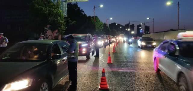 交警|非法改装“炸街”楚雄市交警向市民征集违法行为线索