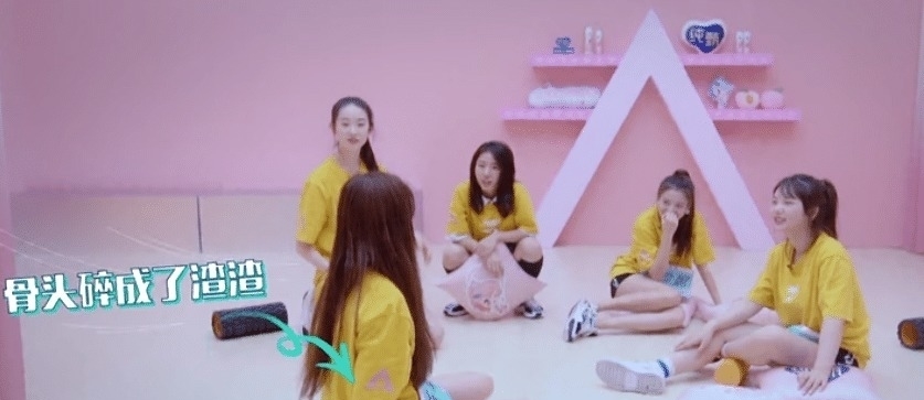 学员|张艺凡秒变老师给陈卓璇正骨,镜头转到其他学员,都快笑出画面了