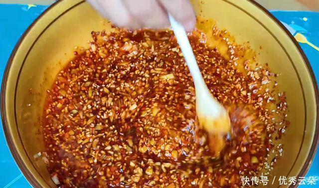 诀窍|凉面怎么做才好吃,诀窍全在调料汁,满满一大碗不够吃