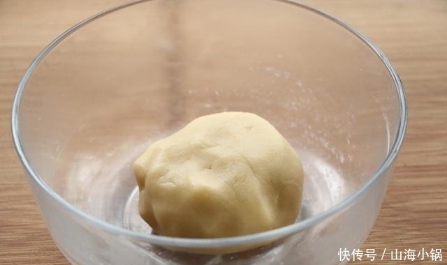 食材|家里有面粉试试新做法,层次多又酥脆,食材简单,做法一看就会