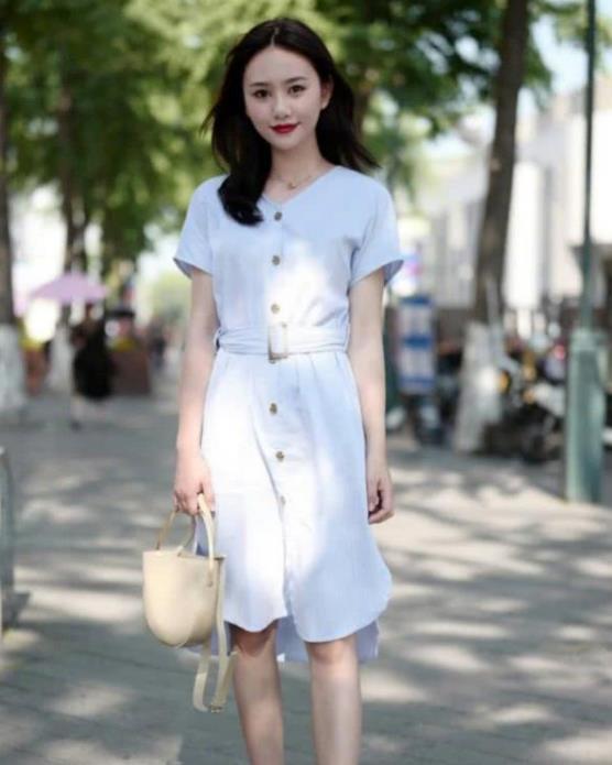 女神|街拍:秀丽端庄的美女,身穿半袖连衣裙,时尚优雅女神气质