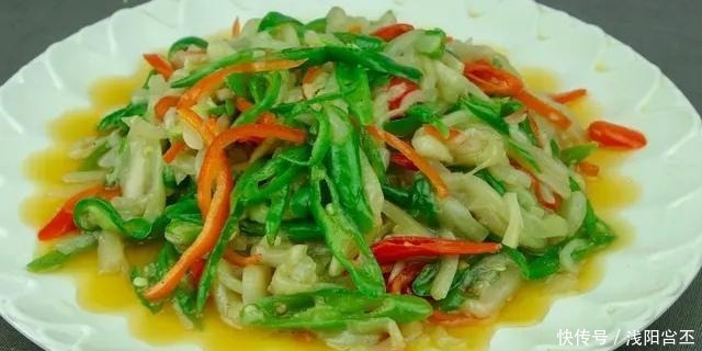 茄丝|炒茄丝有个技巧,茄子提前煸炒,炒出来不黑不油,软滑好吃
