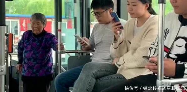 简单|10岁女童遭老人强制让座，妈妈简单的几句话给全车人都上了一课