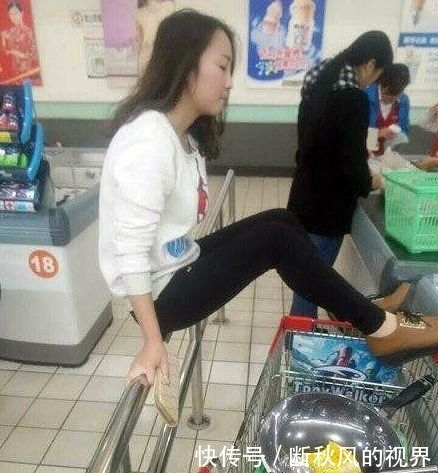 超市|妹子,逛个超市能不能有点素质,这么多人看着呢,你也不觉得脸红