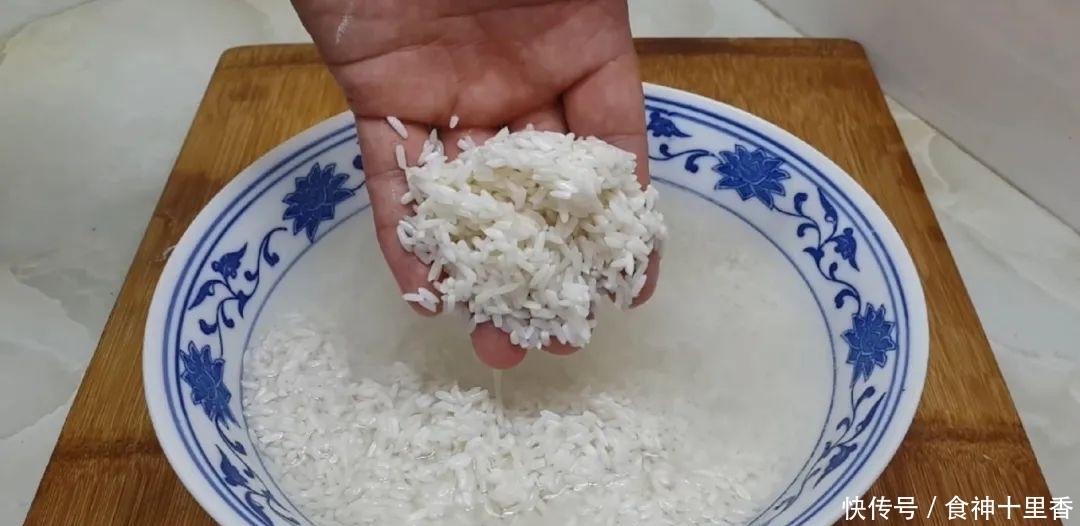  个个|糯米又出新吃法，加2把红枣，个个焦脆又软糯，出锅孩子抢着吃！