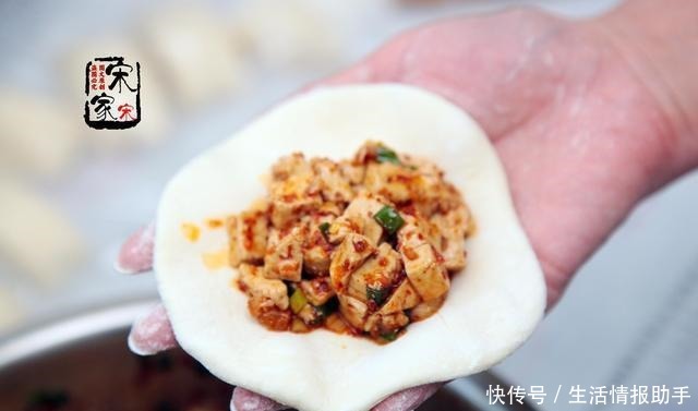 面团称为|10个素包子3个人居然吃完了!一家三口都吃撑了,这包子真香!