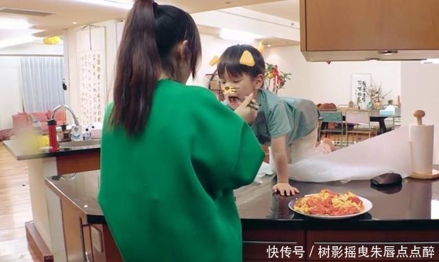 到底|黄圣依霍思燕的差距到底多大,看安迪和嗯哼喂草莓的样子就知道了