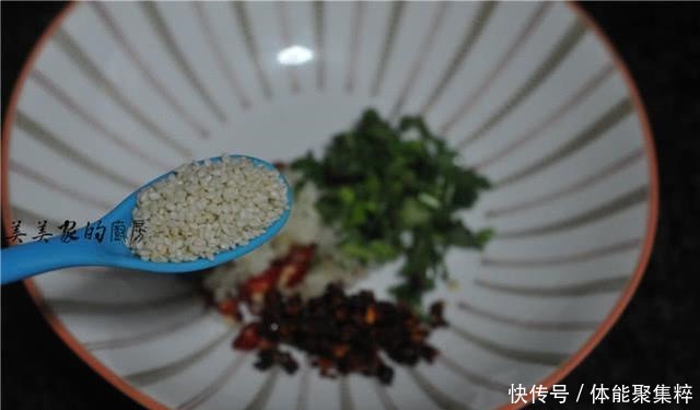 酸爽|比香辣粉、油泼面更过瘾!这一碗香辣酸爽,好吃到连汤都喝干净!