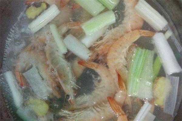 冻虾|不管是煮活虾还是冻虾,建议不要直接下锅煮!这样做,虾肉嫩不柴