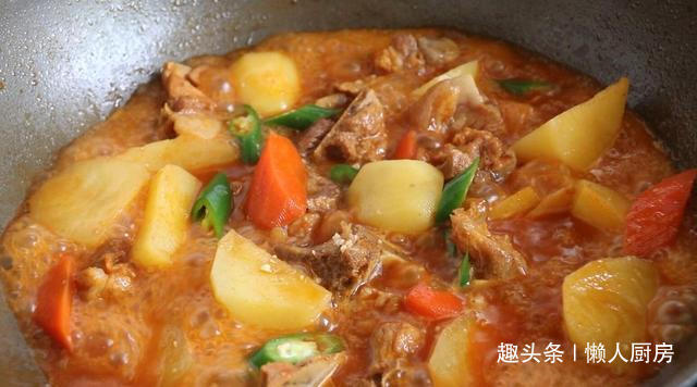 配上|想吃肉了,做了一道土豆炖排骨,配上韩式辣酱,太下饭了