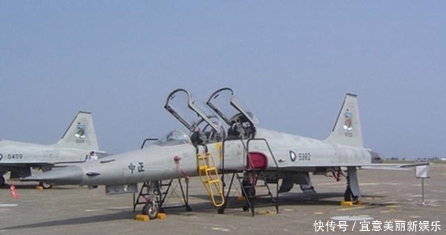 国家|他驾机起义回大陆, 900人欢迎他, 国家奖他黄金, 他说: 1克不要!