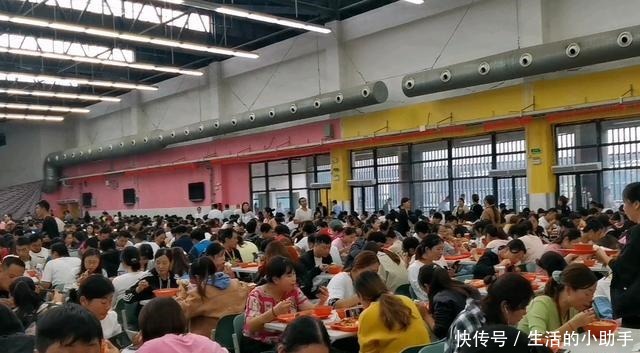 富士康|富士康员工为何宁愿在食堂排队,也不愿出去吃饭,原因都在食堂里