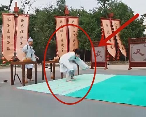 蔡徐坤|蔡徐坤不小心踩到指压板,脱口而出3个字,只能靠后期消音救场了